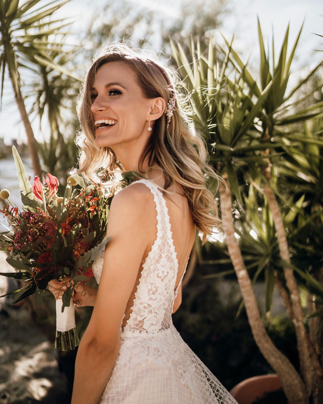 Charming Lace Backless Beach Wedding Dresses Sheer Deep V Neck A Line Appliqued Bridal Gowns Sweep Train robe de mariée