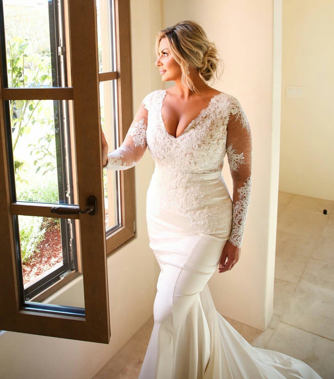 2020 Plus Size Wedding Dresses Deep V Neck Lace Appliques Long Sleeve Wedding Dress Sweep Train Mermaid Robes De Mariée