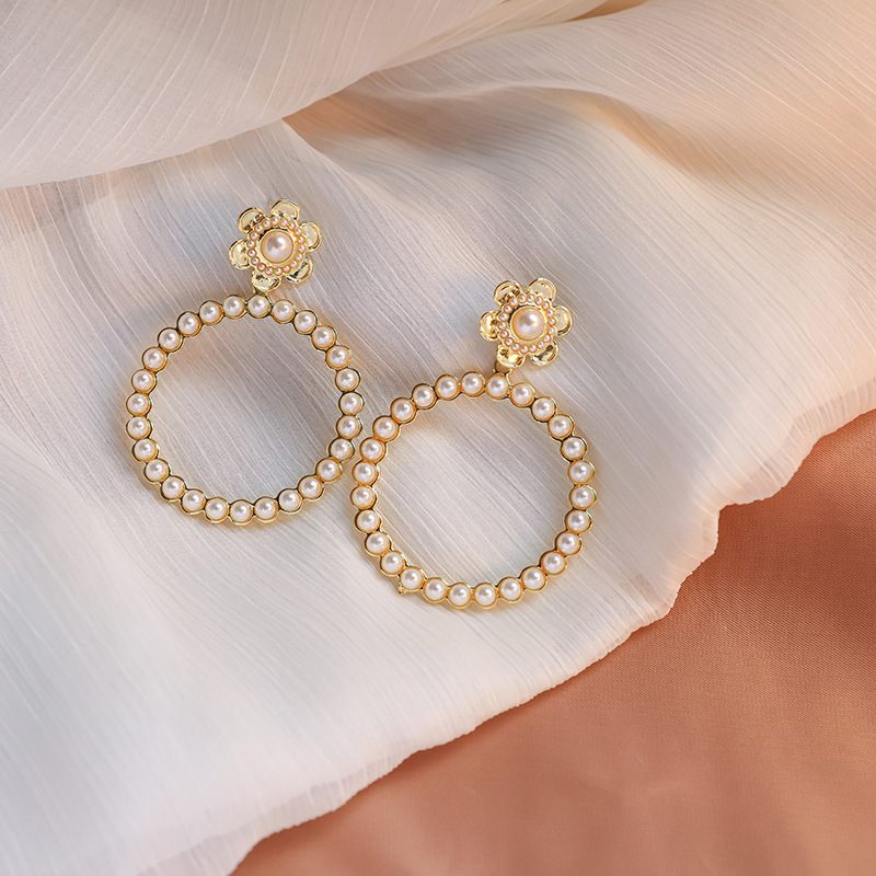 jinwateryu The same circle flower earrings female pearl round personality temperament wild earrings
jinwateryu The same circle flower earrings female pearl round personality temperament wild earrings