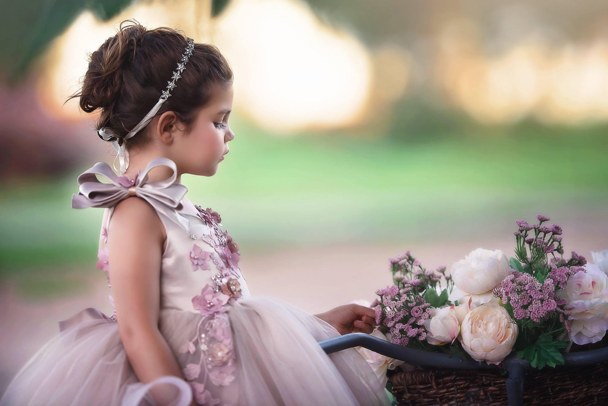 Modest Spaghetti Backless Sleeveless Hand Made Flower Pearls Bow Tiered Wedding Party Floor Length Princess Girl Dress 0508