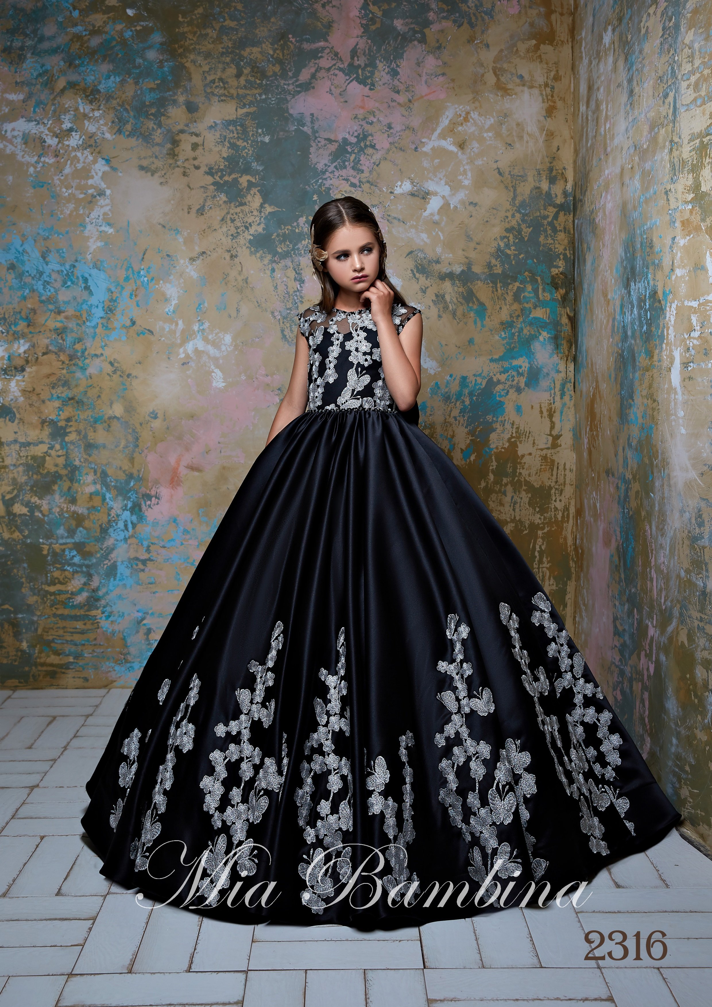 2020 Flower Girl Dresses Jewel Neck Beaded Sequis Appliqued Sleeveless Girl Pageant Gown Bow Sash Ruffle Sweep Train Birthday Gowns