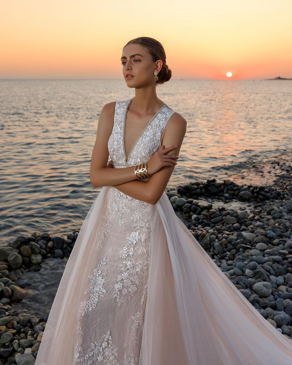 Beaded Fashion Lace Beach Wedding Dresses Deep V Neck Backless Overskirt Bridal Gowns Tulle Sweep Train A E Appliqued Robe De Mari E