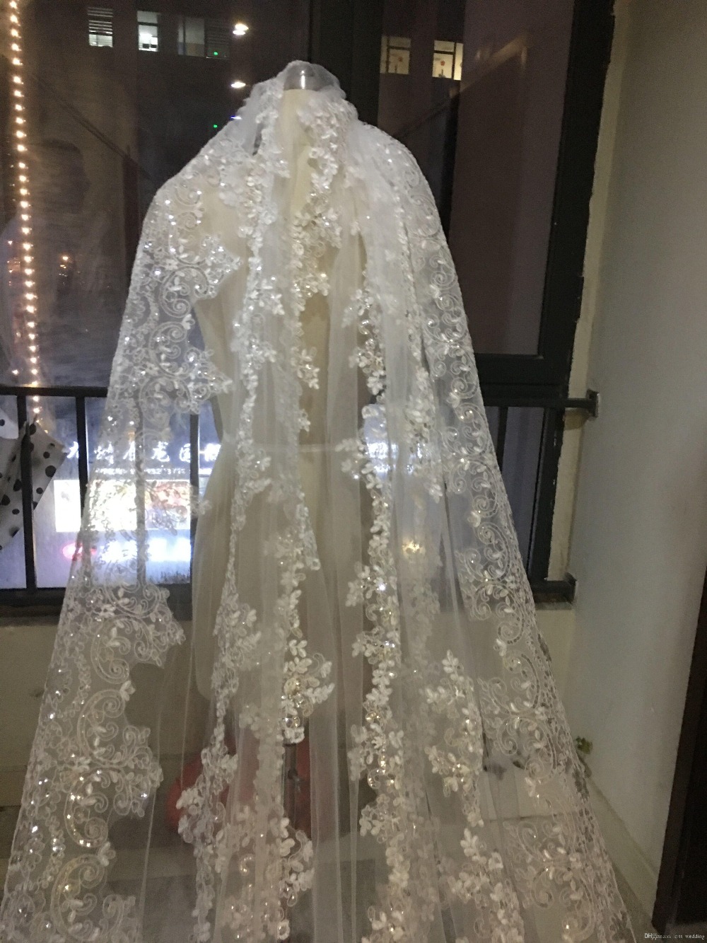 Bling Bling Sequins Beads Cathedral Bridal Veils Appliques Lace Edge Crystals 1T With Comb Attached Sparkly Wedding Veil