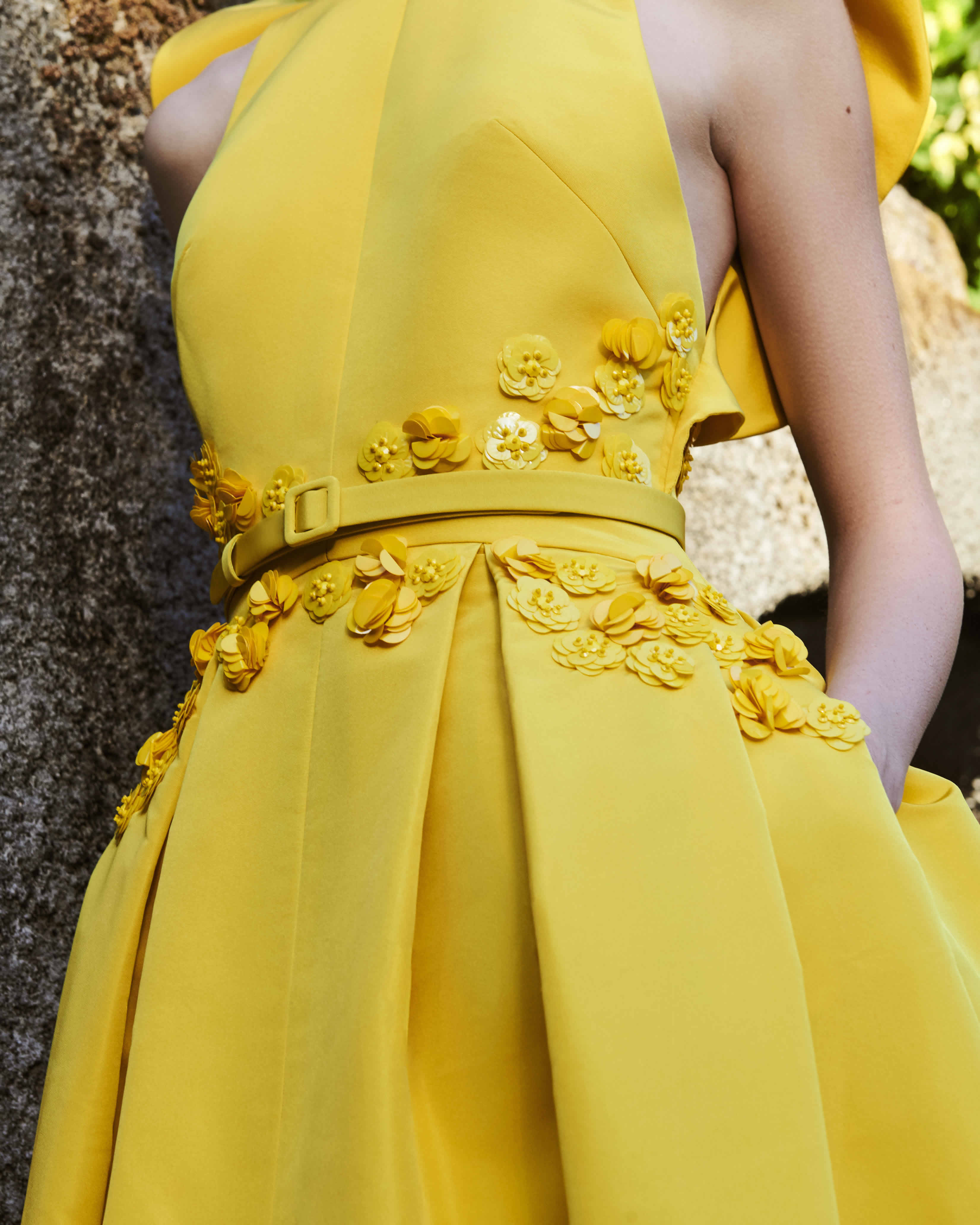2020 Azzi&Osta Yellow Prom Dresses Front Split Ruffles Floral Appliqued Satin Backless Evening Gowns Floor Length Formal Dress Party Wear