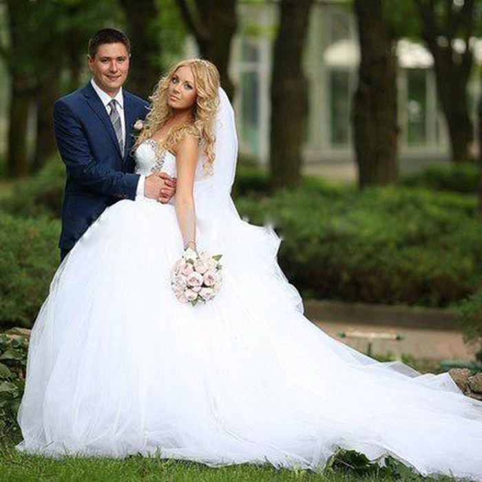 Ball Gown Princess Wedding Dresses Sweetheart Sleeveless Beaded Rhinestone Ruffles Chapel Train Tulle Bridal Gowns Custom Made