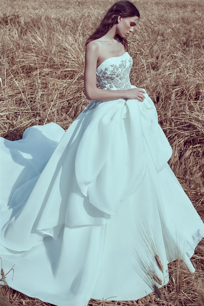 Beaded Attractive A E Wedding Dresses Strapless Neck Appliqued Backless Bridal Gowns Tiered Sweep Train Robe De Mari E
