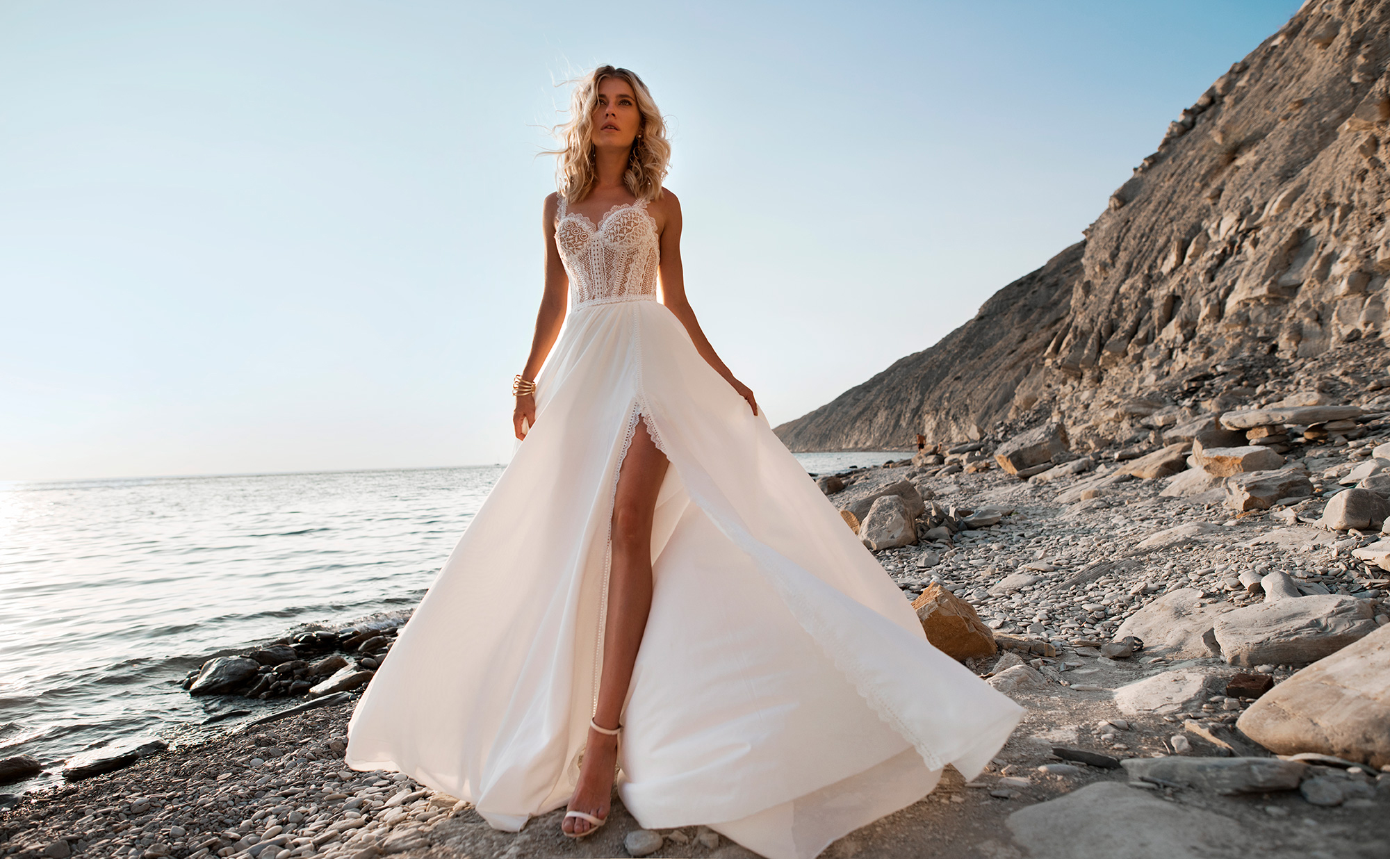 2019 Side Split Bohemian Wedding Dresses A Line Appliqued Sweep Train Beach Wedding Dress Tulle Boho Plus Size Garden Bridal Gowns Robe