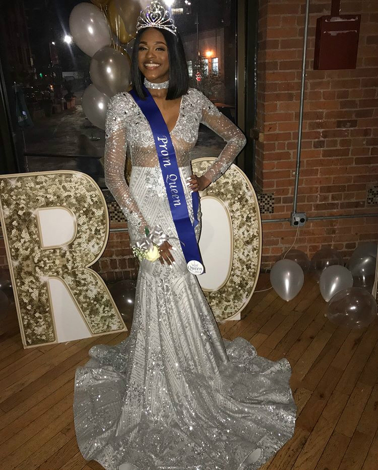 2019 Sparkly Silver Mermaid Prom Dresses Appliqued Sequins Long Sleeve African Evening Dress Sweep Train V Neck Illusion Formal Party Gown