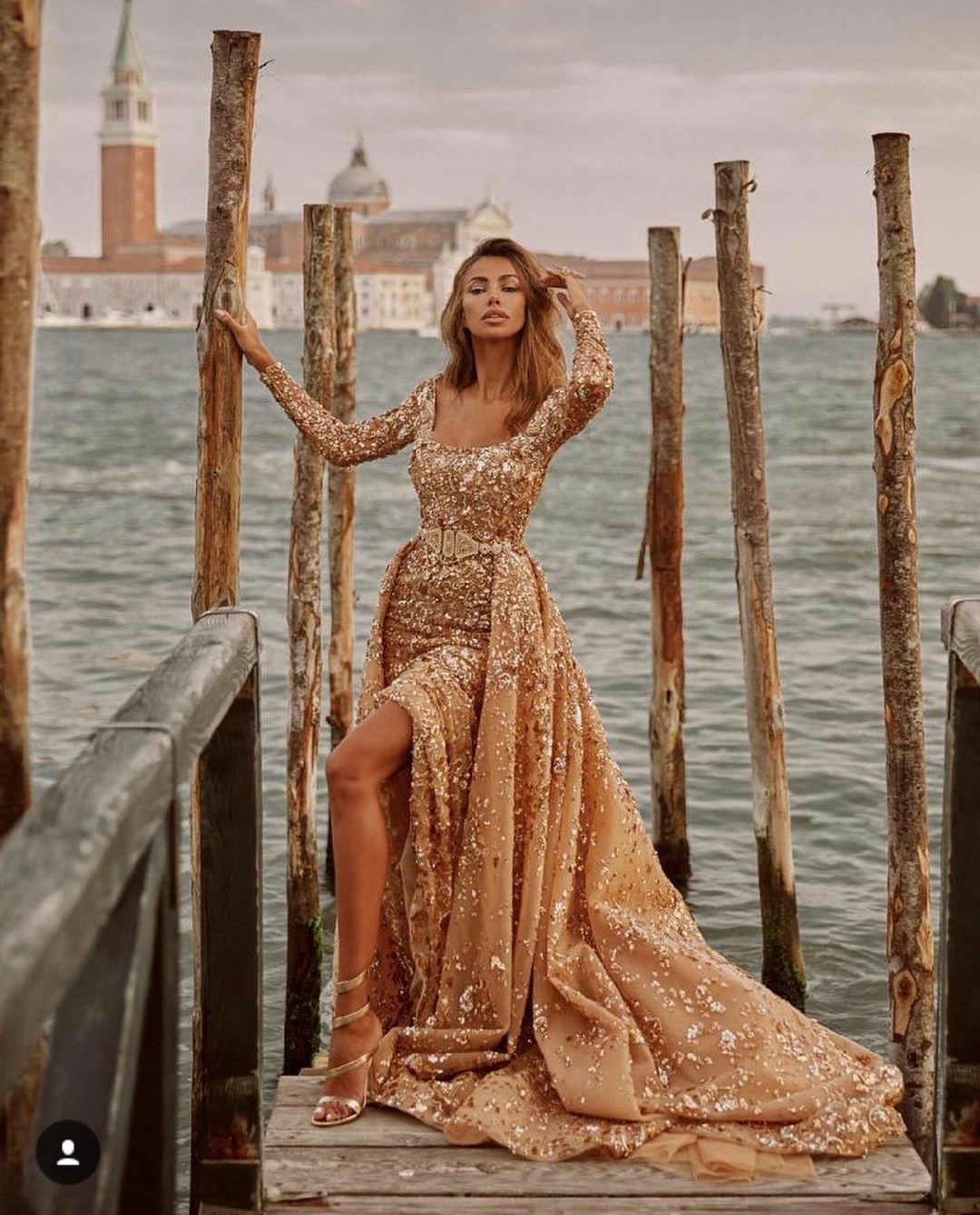 2020 Luxurious Gold Prom Dresses with Detachable Train Scoop Neck Long Sleeve Sequined Evening Gowns custom Made robes de soirée