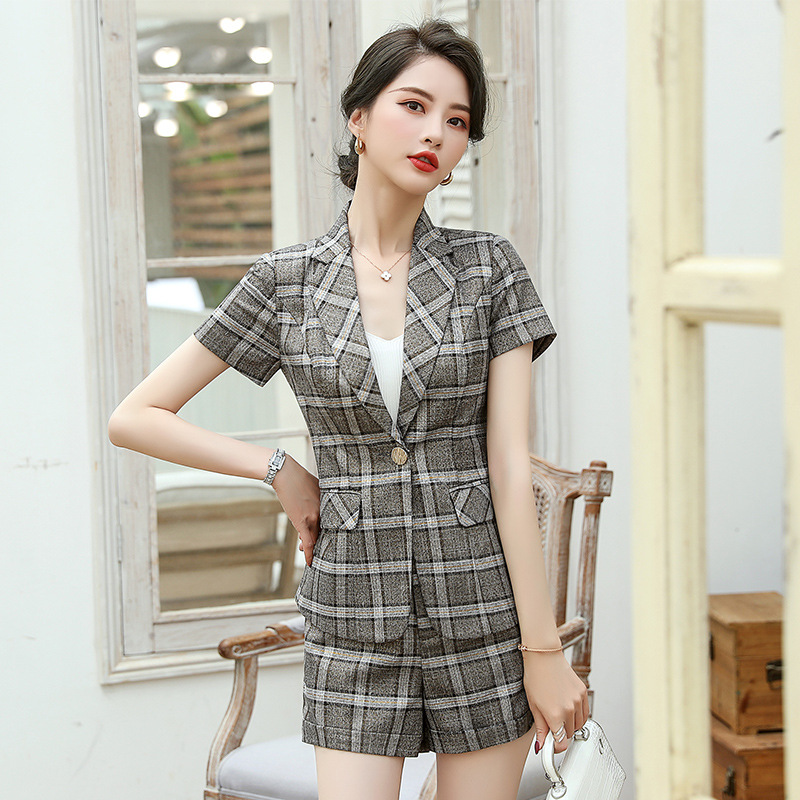2020 new summer ladies professional suit pants two-piece suit Elegant checked women's blazer Feminine business attire Large size, Gold check pants
2020 new summer ladies professional suit pants two-piece suit Elegant checked women's blazer Feminine business attire Large size, Gold check pants
