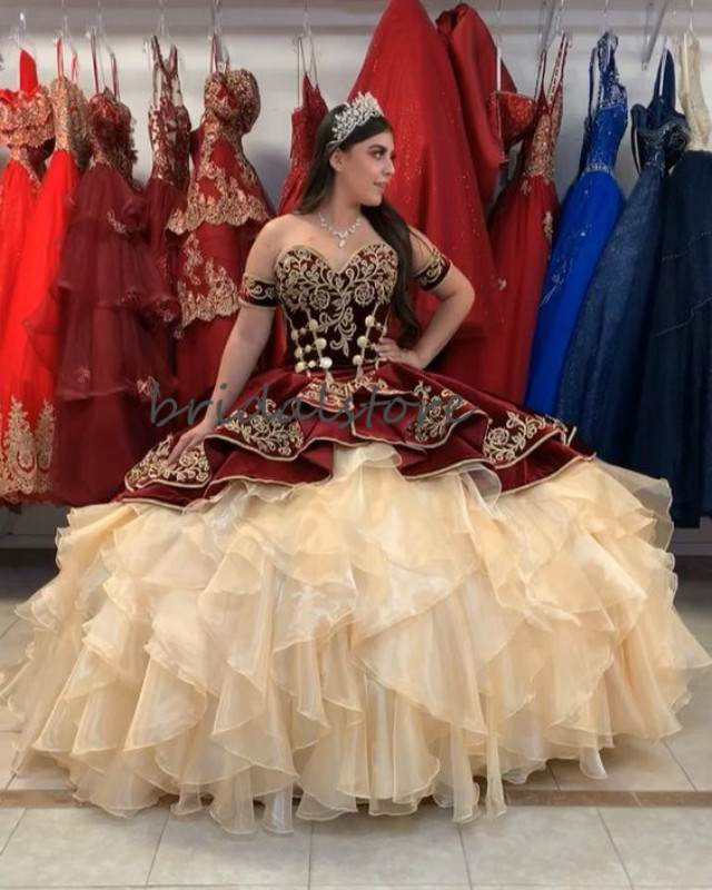 Burgundy And Gold Quinceanera Dresses Mexican Cinderella Masquerade Prom Dresses With Applique Sweetheart Fuffy Organza Ruffle Sweet 15 Gown