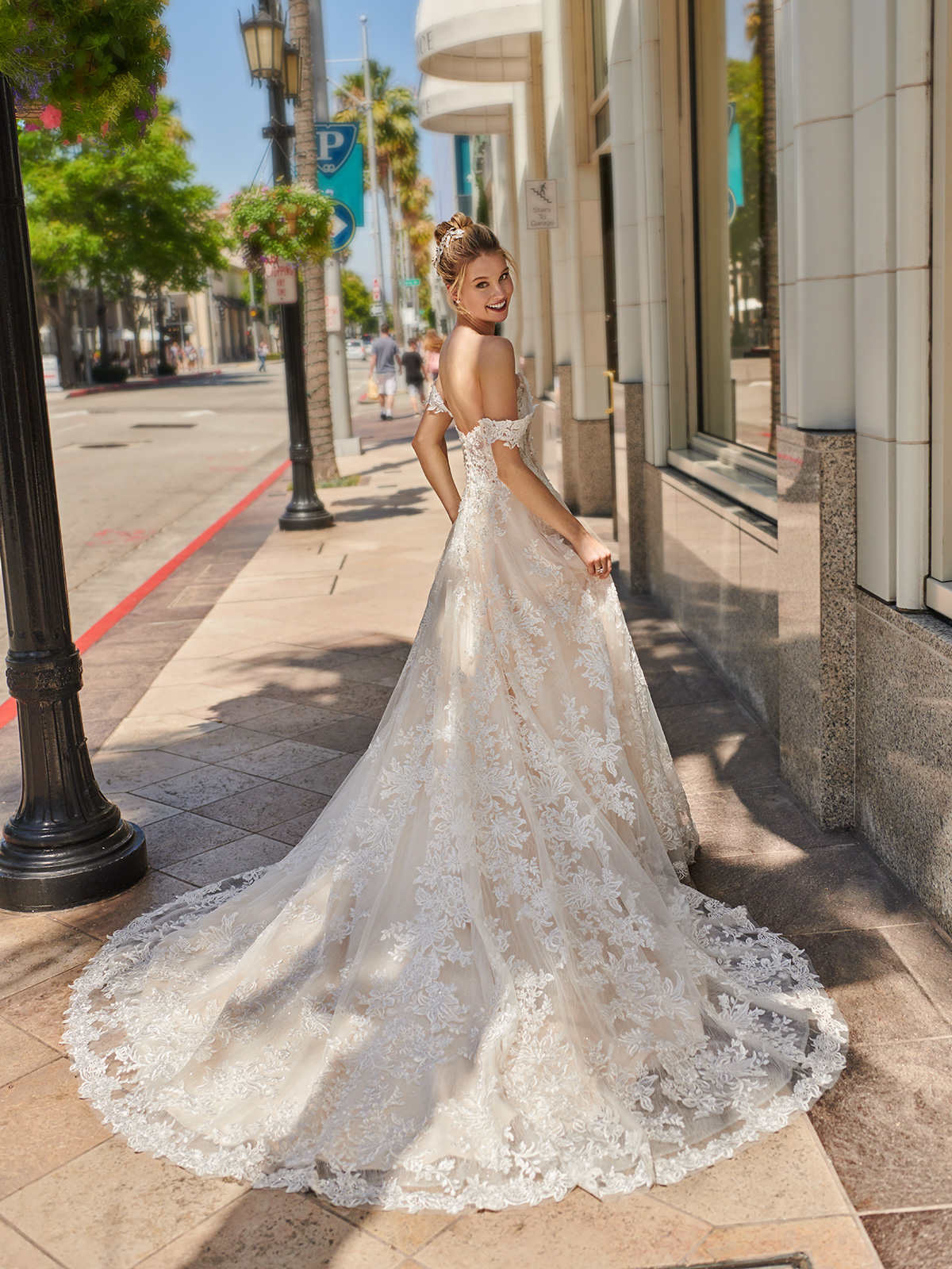 New Elegant Beach Wedding Dresses Lace Appliques Off Shoulder Short Sleeve Bridal Gowns Backless Summer Sweep Train Wedding Dress