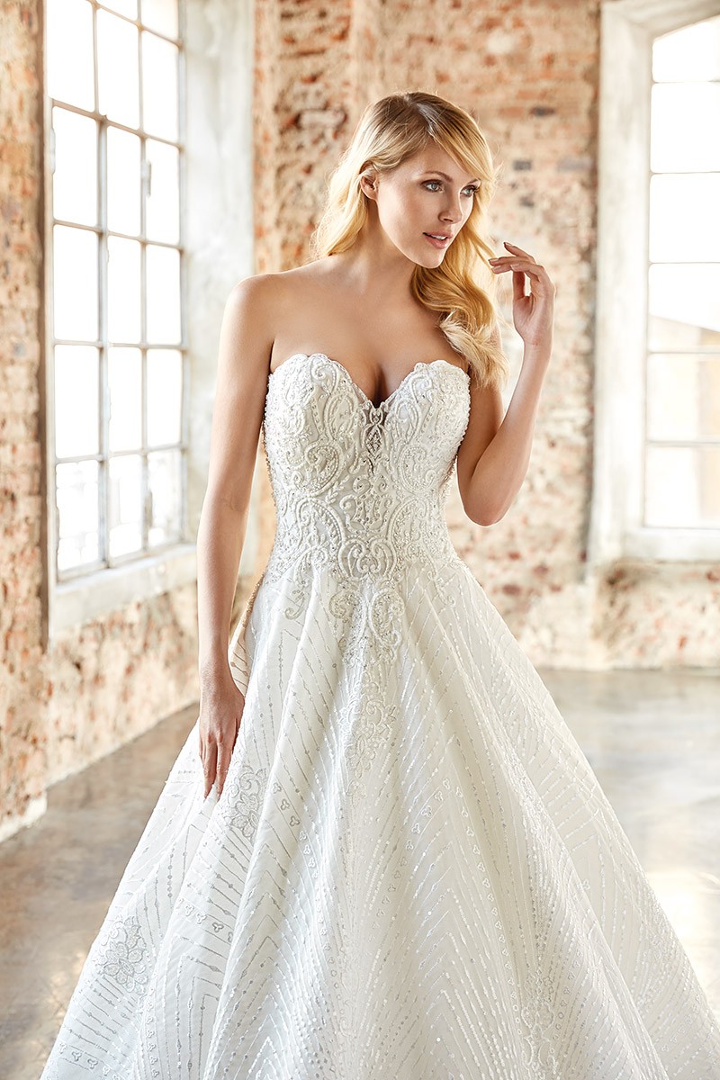 2020 A Line Wedding Dresses Tulle With Glitter Applique Sequins Wedding Dresses Strapless Sweep Train Bridal Gowns Vestidos De Novia