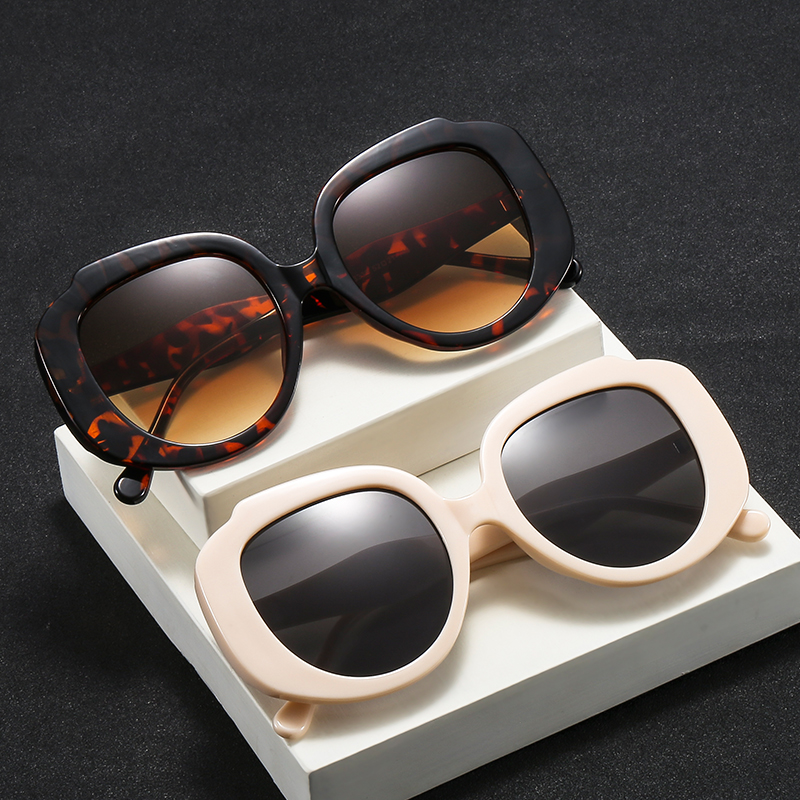 New Oversized Women Sunglasses Brand Designer Big Frame Flat Top Sun Glasses Women Summer Shades UV400 Outdoor Classic Sun Glasses Z3339
New Oversized Women Sunglasses Brand Designer Big Frame Flat Top Sun Glasses Women Summer Shades UV400 Outdoor Classic Sun Glasses Z3339