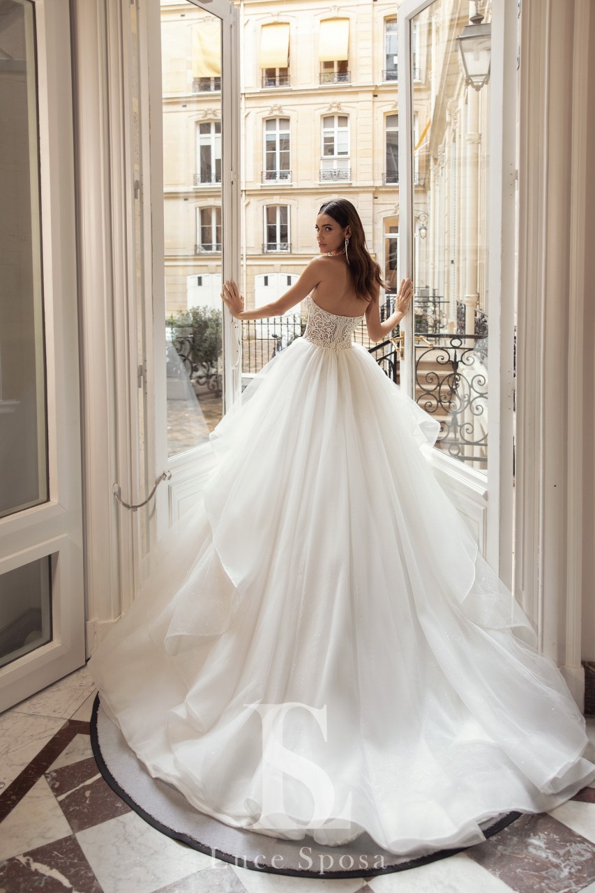 Fashion A Line Wedding Dresses Luxury Beading Strapless Appliques Bridal Gowns Sweep Train Beach Wedding Dress robes de mariée