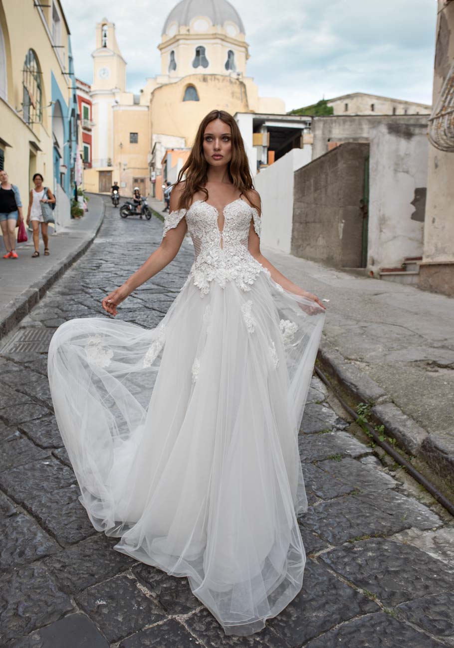 2019 Lace Bohemian Wedding Dresses Appliqued Off The Shoulder A Line Sweep Train Boho Wedding Dress Custom Garden Bridal Gowns Vestido De
