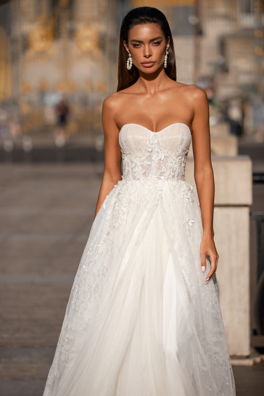 A Stunning Appliqued Line Wedding Dresses Strapless Neck Sequined Bridal Gowns Pleated Tulle Court Train Robe De Marie