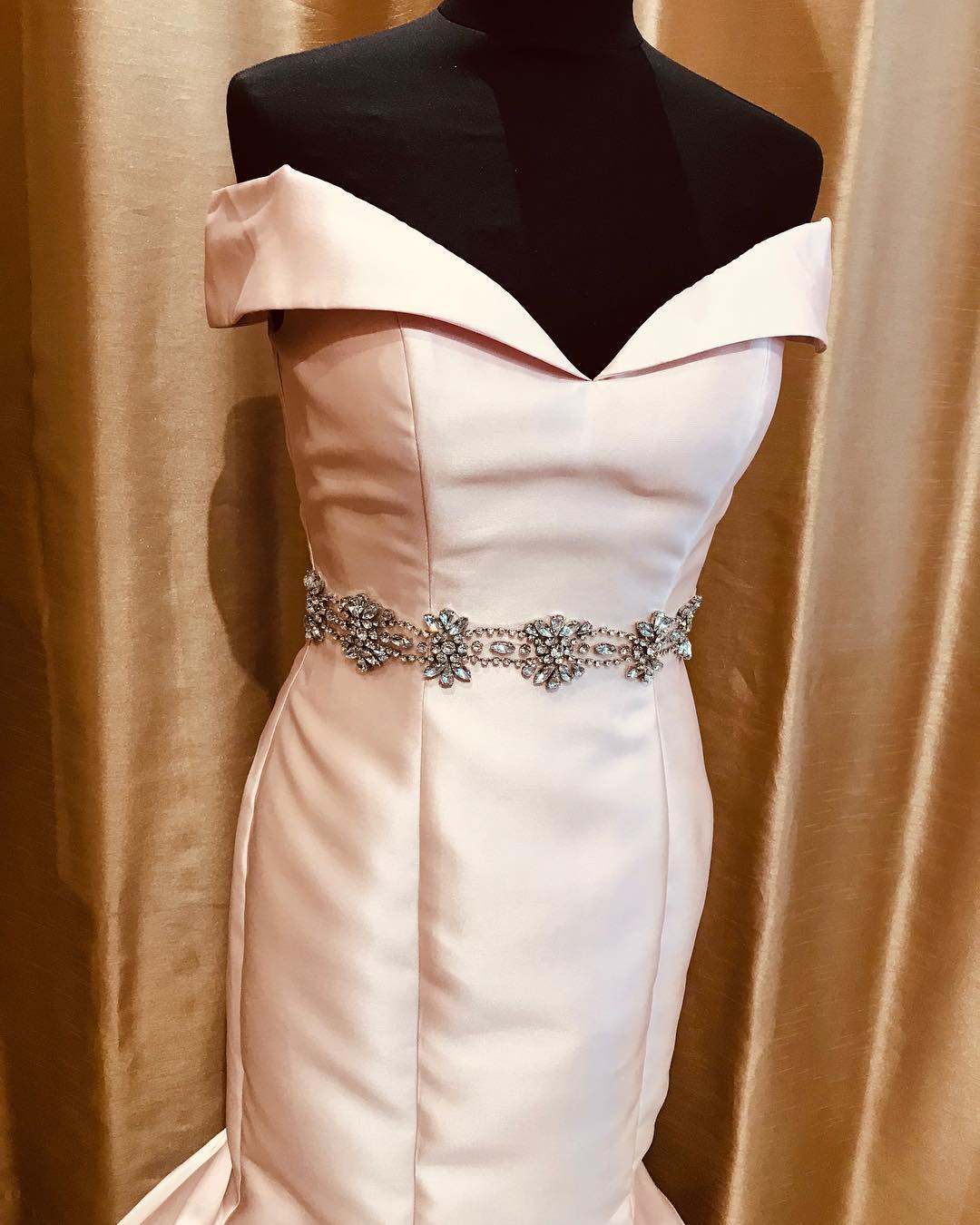 2019 Pink Off The Shoulder Evening Dresses Stain Mermaid Long Prom Dress Sash Floor Length Women Party Gowns