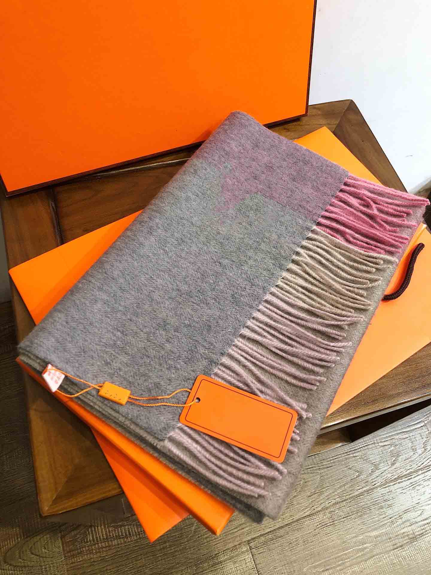 High end brand Newest Design 4 Colors Double sided two-color Cashmere blended fabric Scarf Shawl soft feeling best quality Free shipping
High end brand Newest Design 4 Colors Double sided two-color Cashmere blended fabric Scarf Shawl soft feeling best quality Free shipping