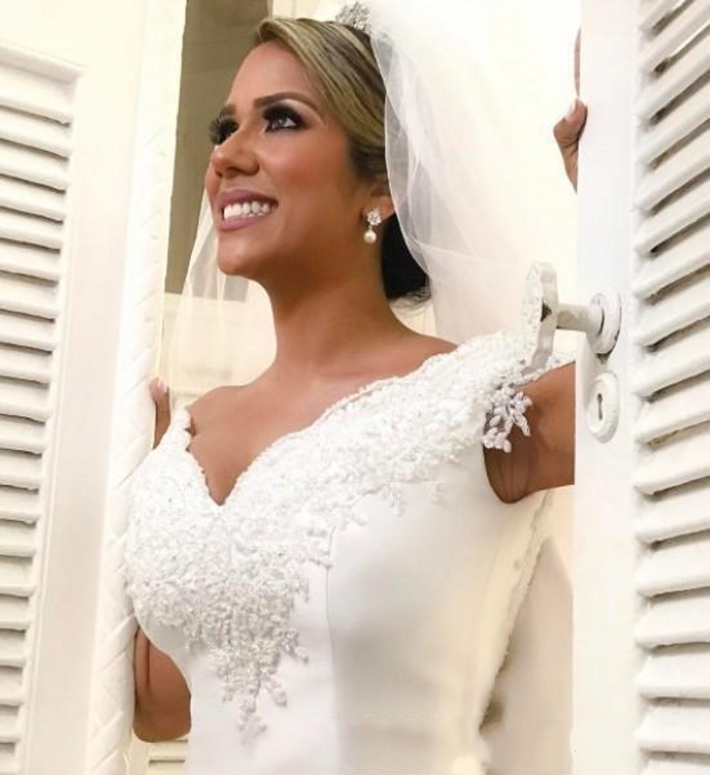 Elegant Plus Size A Line Lace Wedding Dresses Applique Deep V Neck Backless Satin Floor Length Wedding Dress Bridal Gowns Vestidos