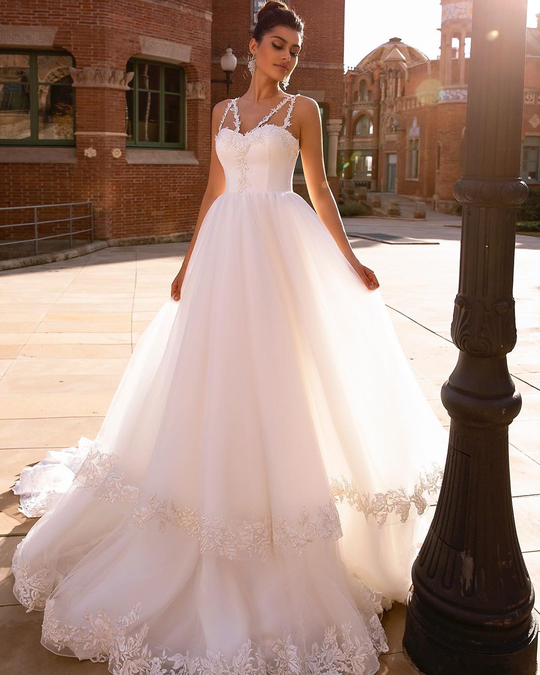 Lace Fashion Tiered A E Wedding Dresses Spaghetti Straps V Neck Appliqued Bridal Gowns Sweep Train Tulle Robe De Mari E