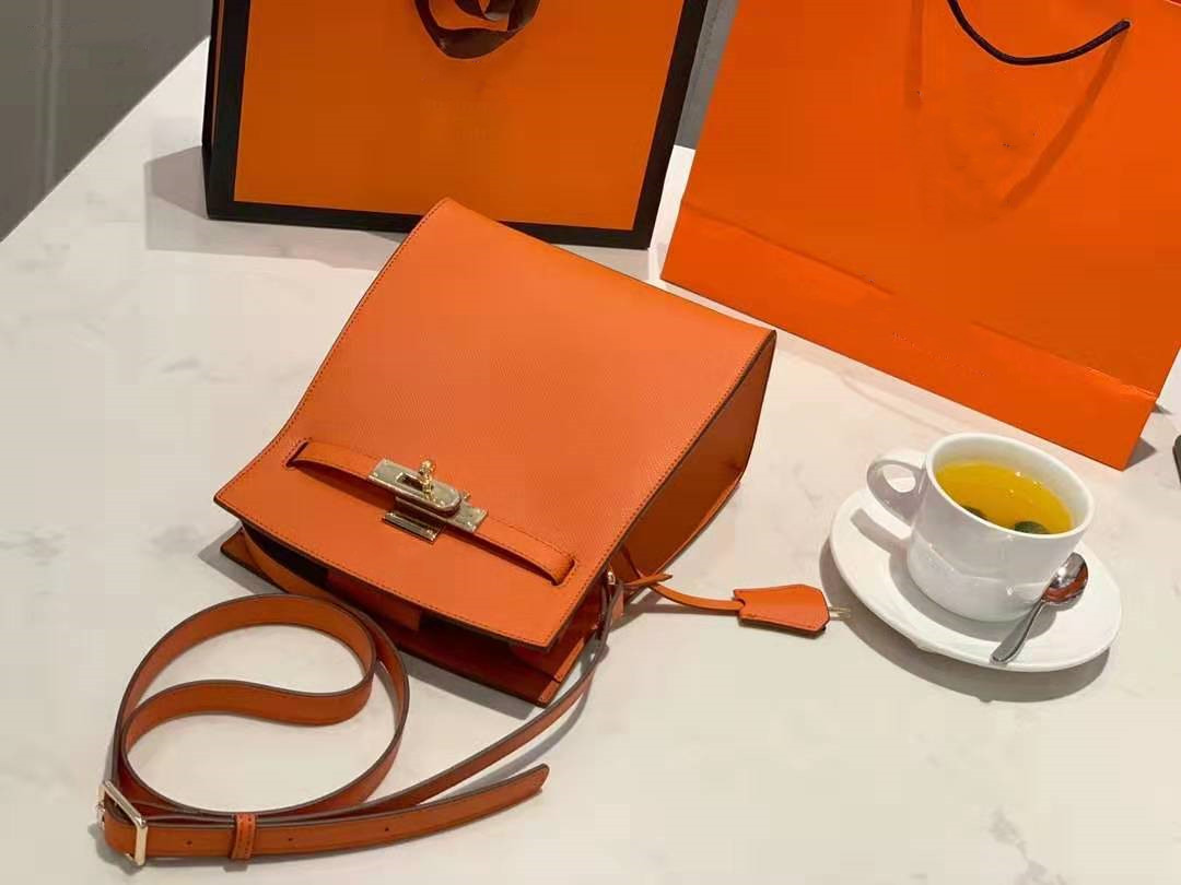 New high quality women's Cowhide messenger / Waist Bag / chest bag / hand delivery lock key, Red
New high quality women's Cowhide messenger / Waist Bag / chest bag / hand delivery lock key, Red