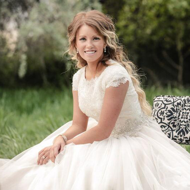 Modest Lace Wedding Dresses Scoop Neckline And Cap Sleeves Beaded Crystal Tulle A-line Wedding Gowns Covered Button Back Country Bridal Gown