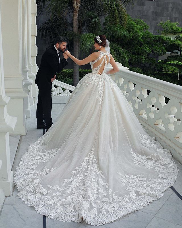 2020 New Pattern Arabic Bridal Wedding Dresses in Dubai Halter Neck Sexy Back Design Hight Quality Lace and Tulle Wedding Gowns for Women