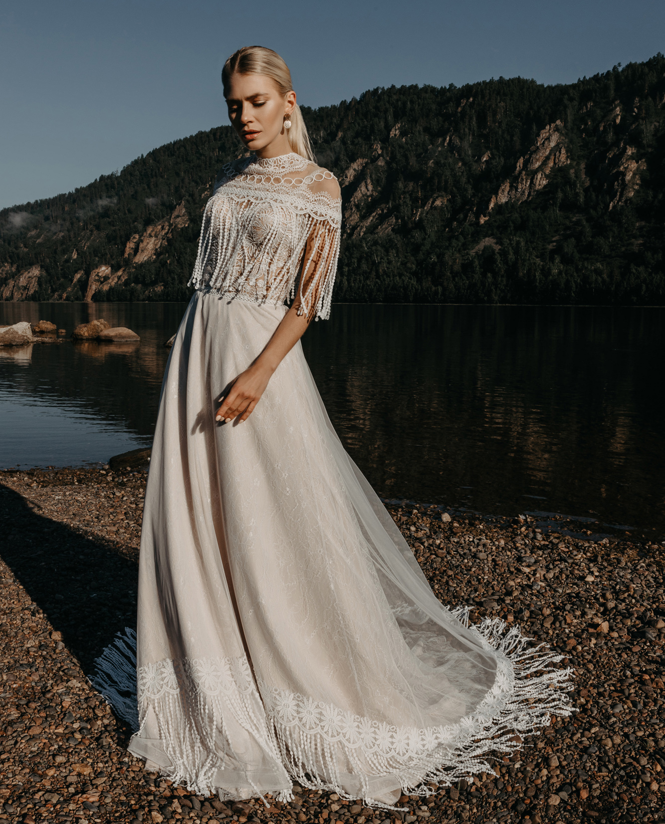 Bohemian Beach Wedding Dresses Jewel Neck Full Tassel Appliqued Bridal Gowns Lace Illusion Boho Sweep Train Wedding Dress
