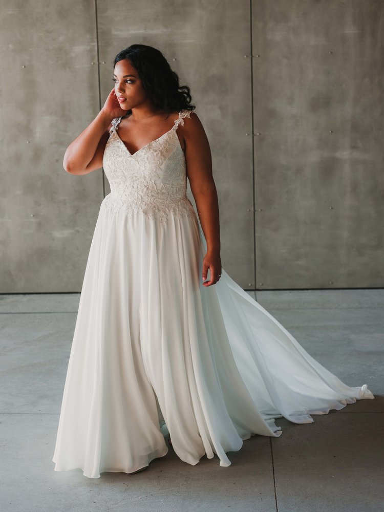 Chic Plus Size Wedding Dresses Straps A Line Lace Appliques Beads Sweep Train Chiffon Country Wedding Dress Button Back Beach Bridal Gowns