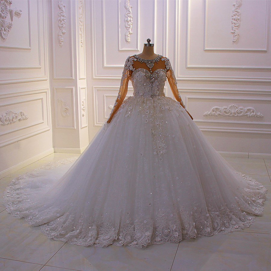 Vintage Long Sleeves Ball Gown Dubai Wedding Dresses Sheer Crew Neck Lace Appliques Beaded Vestios De Novia Bridal Gowns With Buttons