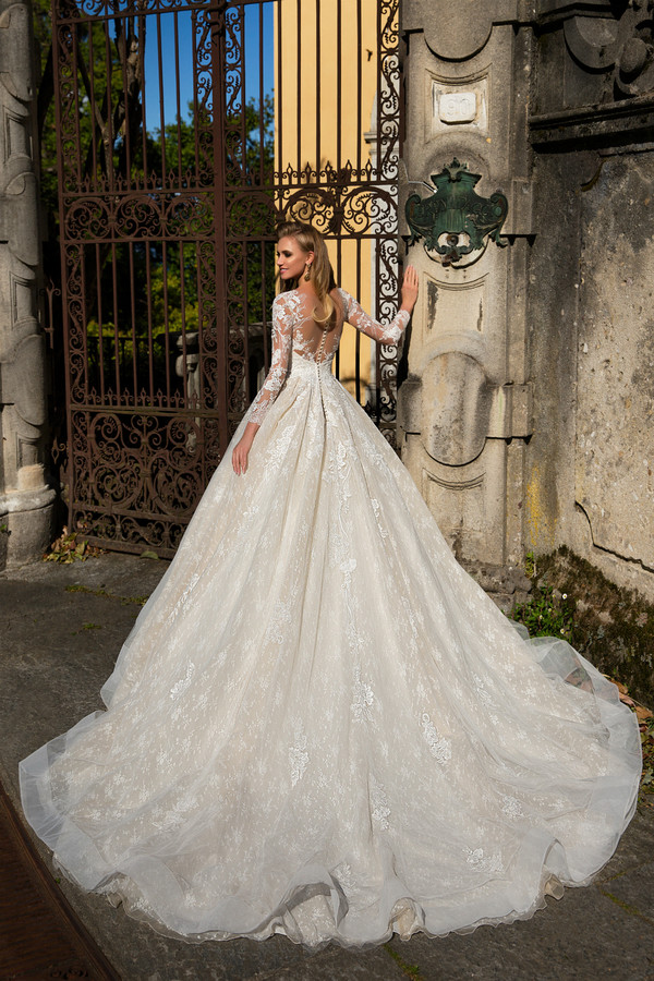 2020 Bohemian Wedding Dresses Scoop Neck Appliqued Long Sleeves Lace Bridal Gowns Ruffle Sweep Train Custom Made Robes De Mariée