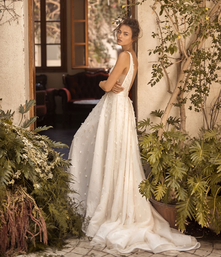 Hod Stunning Lihi Backless Wedding Dresses Sheer Deep V Neck Beach Bridal Gowns A Line Sweep Train Tulle Appliqued Robe De Marie ppliqued