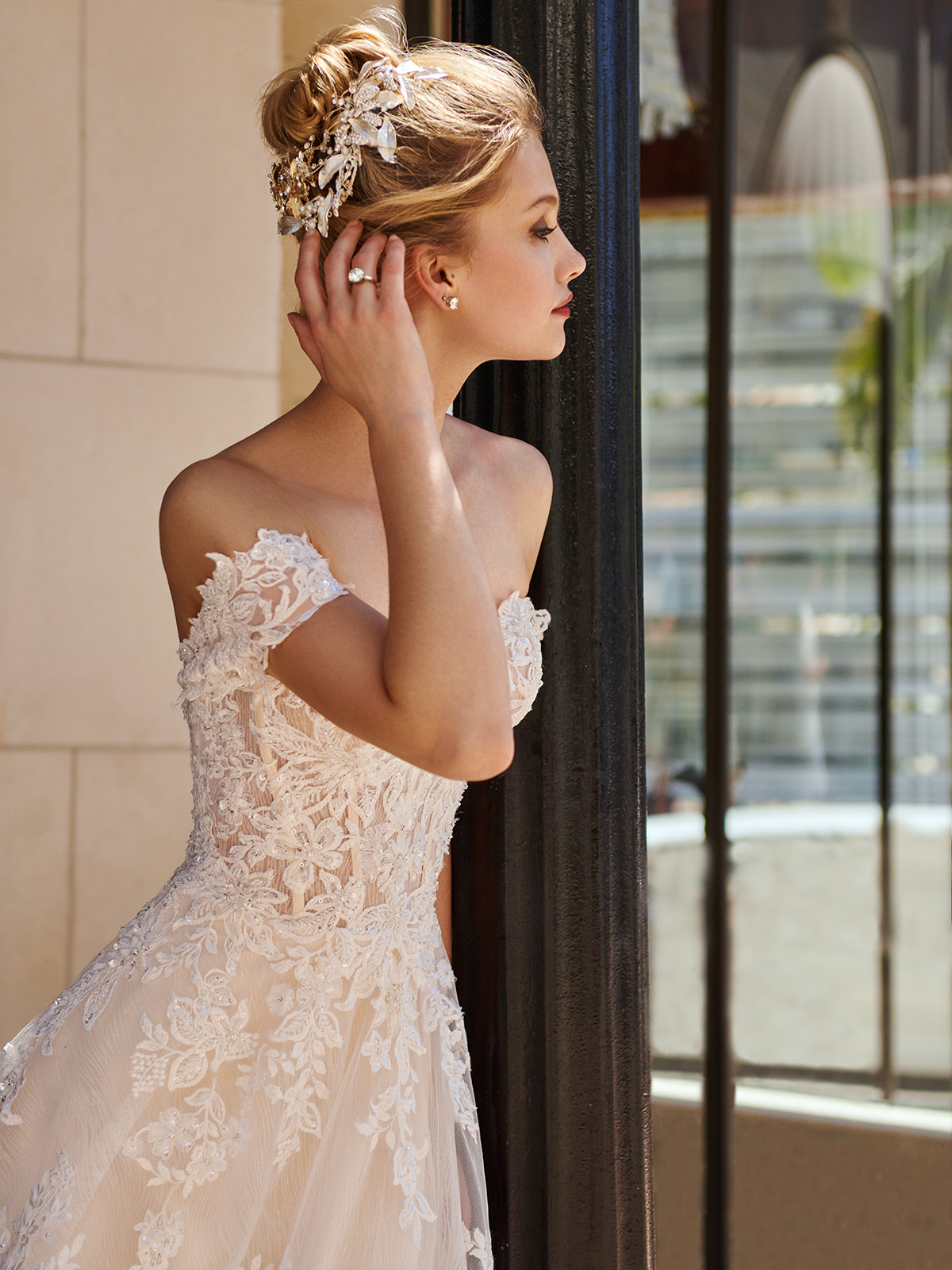 New Elegant Beach Wedding Dresses Lace Appliques Off Shoulder Short Sleeve Bridal Gowns Backless Summer Sweep Train Wedding Dress