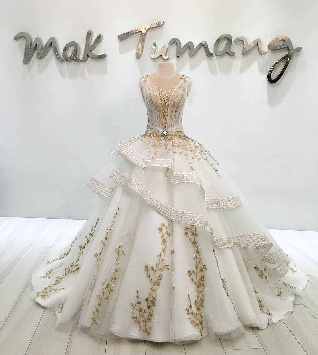 Ball Gown Wedding Dresses With Gold Lace Embroidery Beads Sheer Jewel Neck Country Wedding Dress Custom Made Plus Size Bridal Gowns