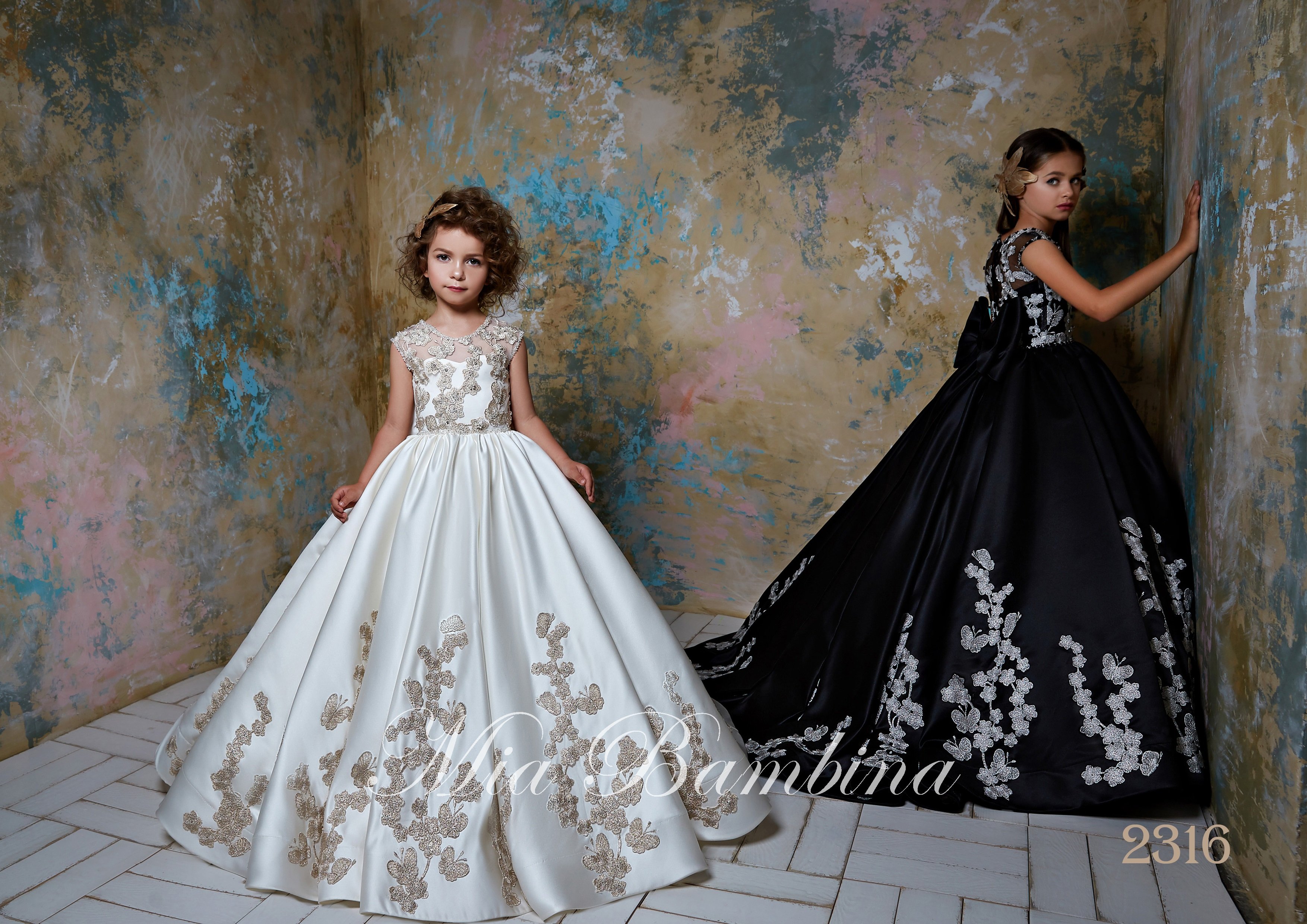 2020 Flower Girl Dresses Jewel Neck Beaded Sequis Appliqued Sleeveless Girl Pageant Gown Bow Sash Ruffle Sweep Train Birthday Gowns