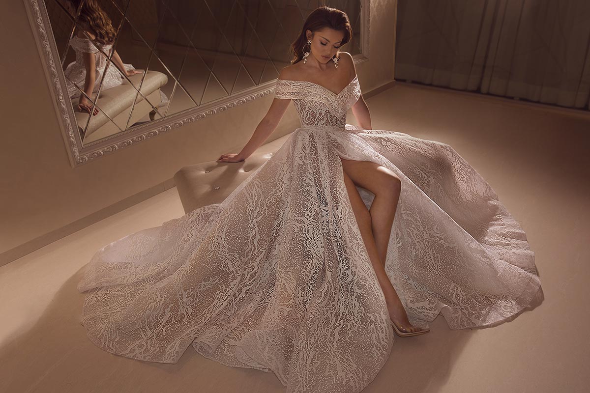 Elegant Wedding Dresses Off-Shoulder Tulle Beading Illusion Wedding Dress Split Weep Length Custom Made Backless Sexy Robes De Mariée