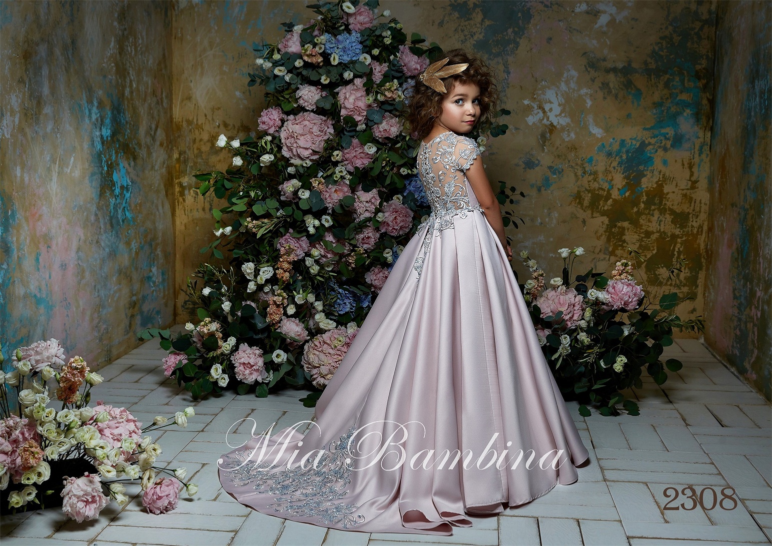 Flower Girl Dresses Jewel Neck Appliqued Beaded Short Sleeves Girl Pageant Gown Ruffle Sweep Train Custom Made Satin Birthday Gowns