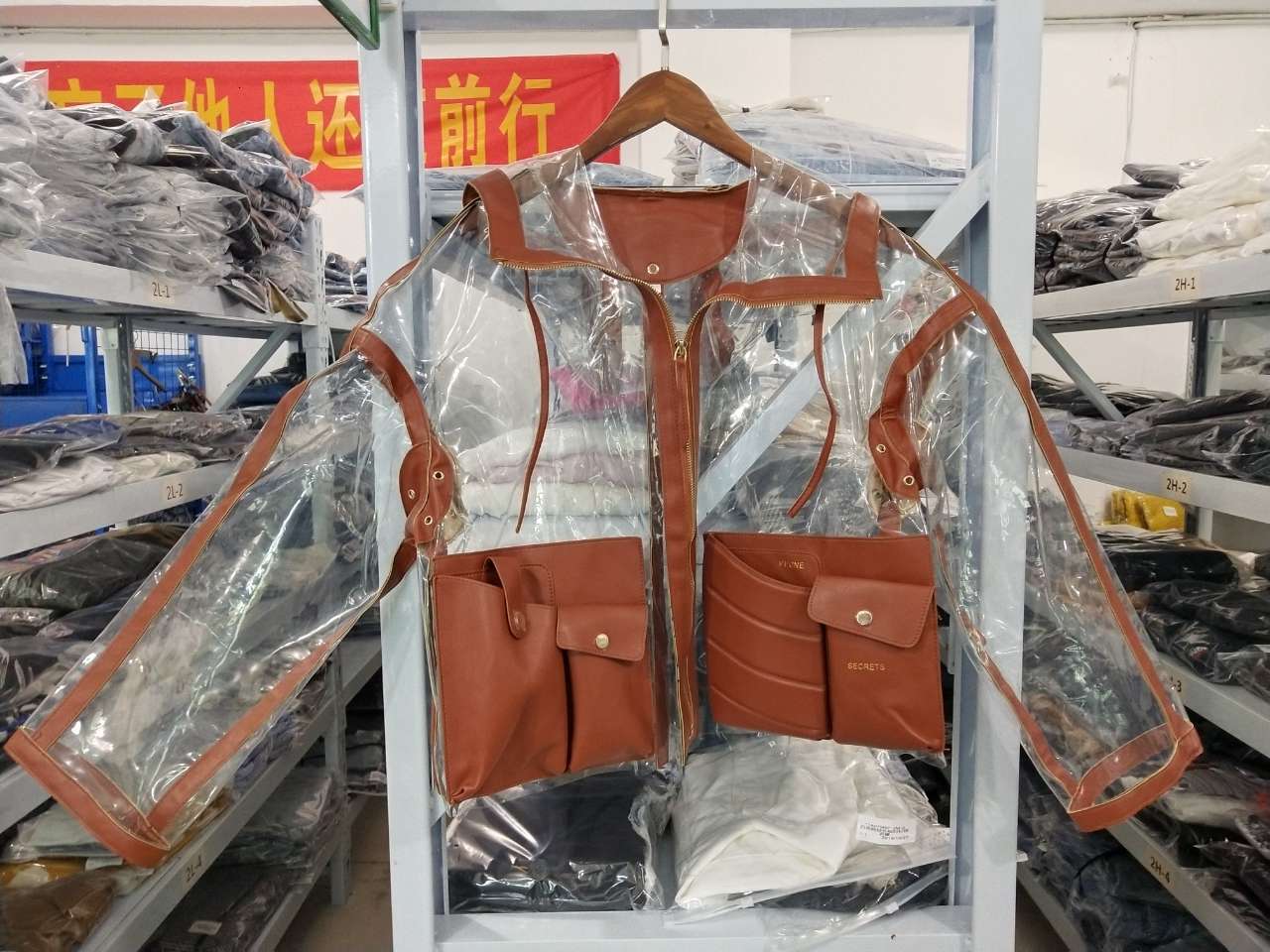 DEAT Brown Long-sleeved Hooded Large Pocket Short Transparent Leather Jacket Woman Casual Simple Fashion 2019 Autumn New TV813 CJ191216