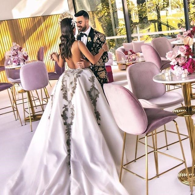 plus size vintage wedding dresses with detachable sleeveless deep v neck lace appliqued court train sexy robes de marie