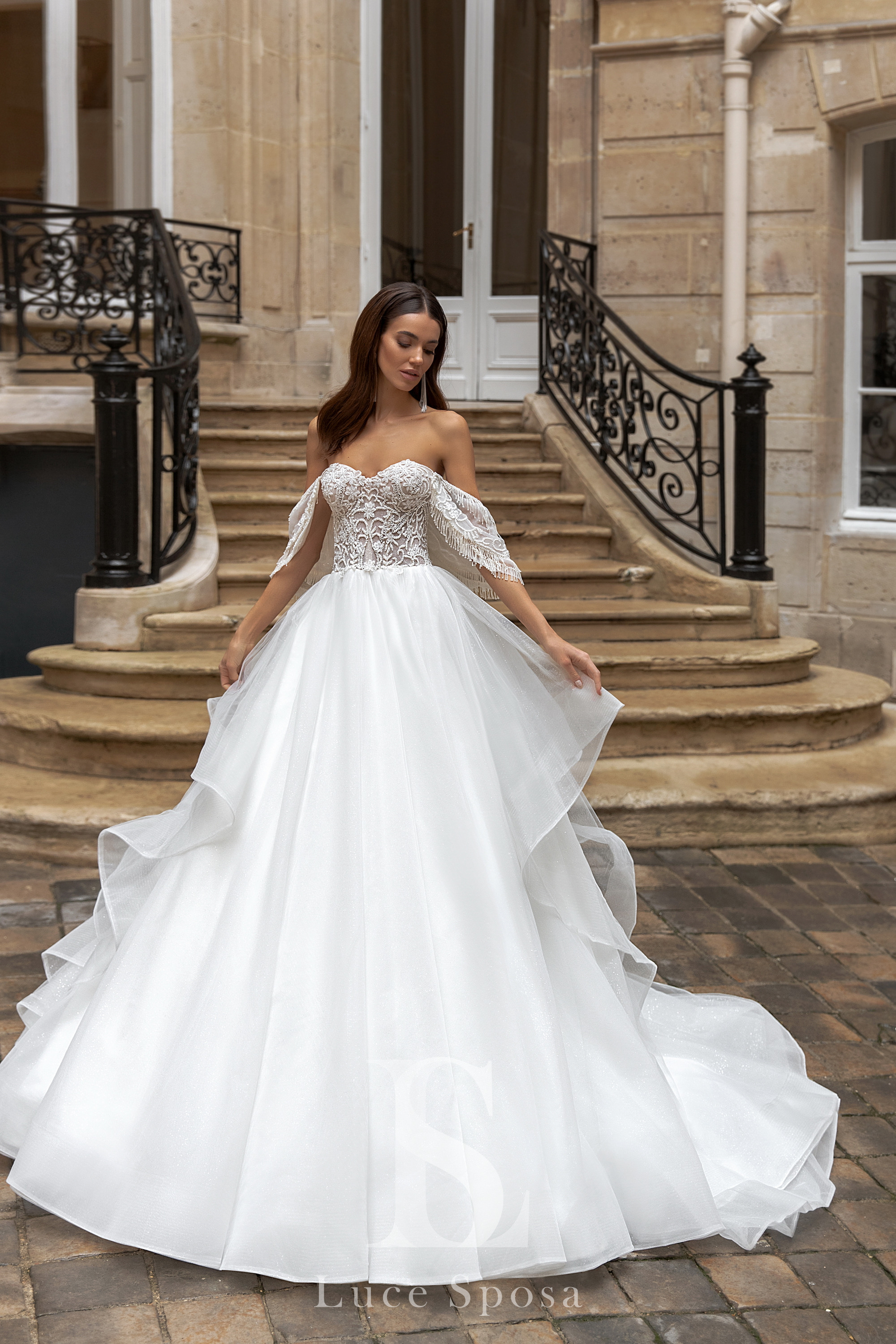 Fashion A Line Wedding Dresses Luxury Beading Strapless Appliques Bridal Gowns Sweep Train Beach Wedding Dress robes de mariée