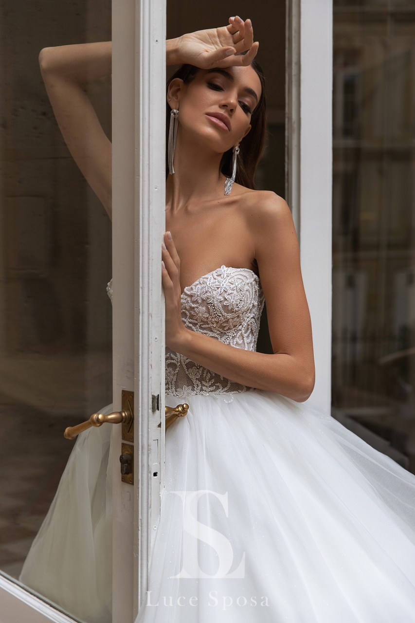 Fashion A Line Wedding Dresses Luxury Beading Strapless Appliques Bridal Gowns Sweep Train Beach Wedding Dress robes de mariée