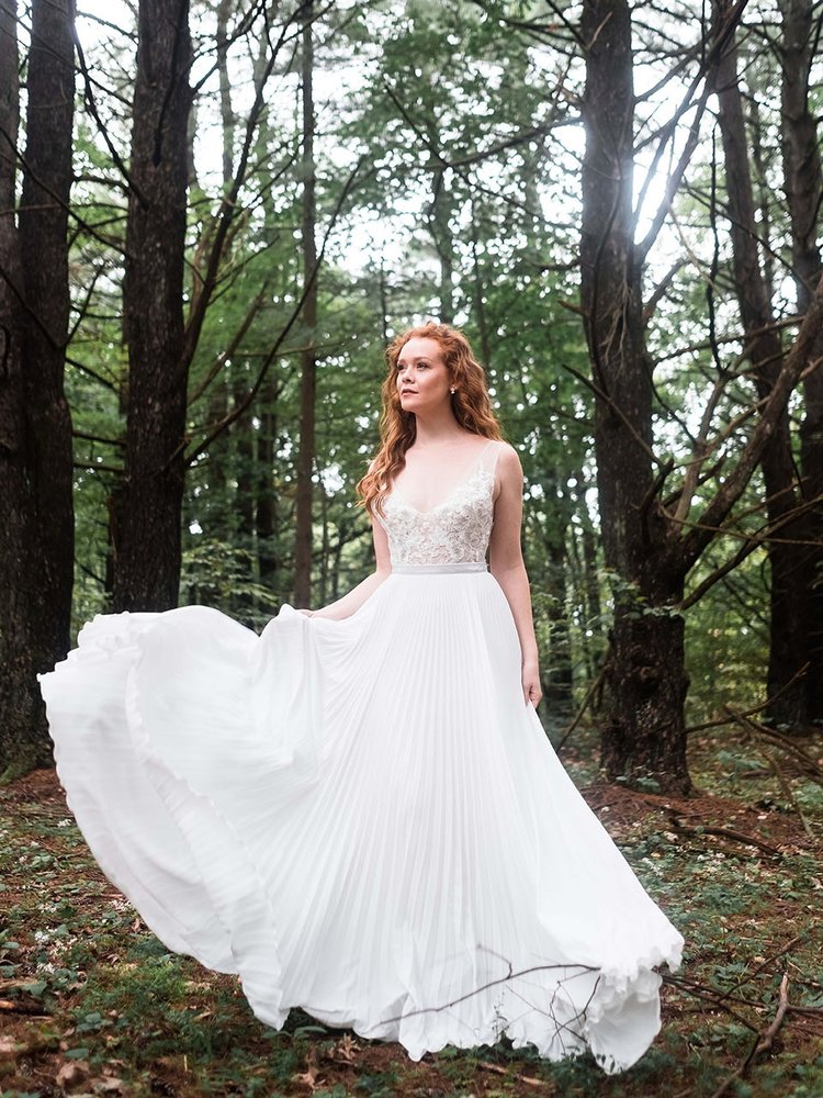 Newest Country Wedding Dresses V Neck Lace Bodice A Line Sweep Train Sleeveless Bohemia Wedding Dress Custom Sequins Plus Size Bridal Gowns