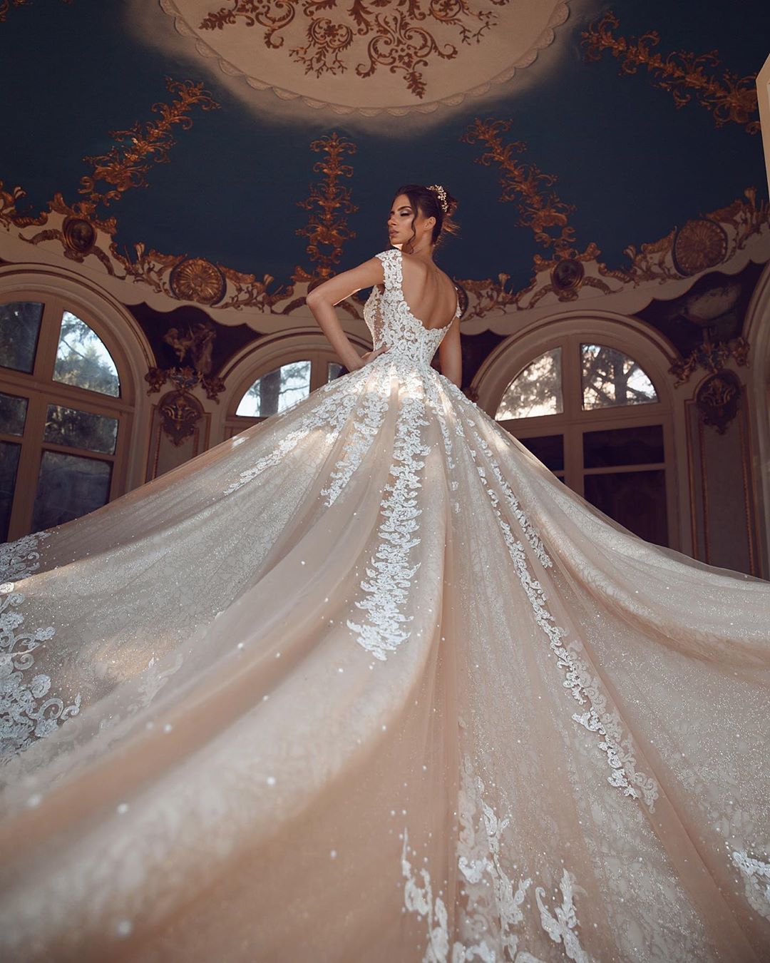 Luxury Champagne A-Line Wedding Dresses Beaded Appliqued Sheer Jewel Neck Arabic Robes Country Bridal Gowns Ball Gown Wedding Dress Vestidos De Novia