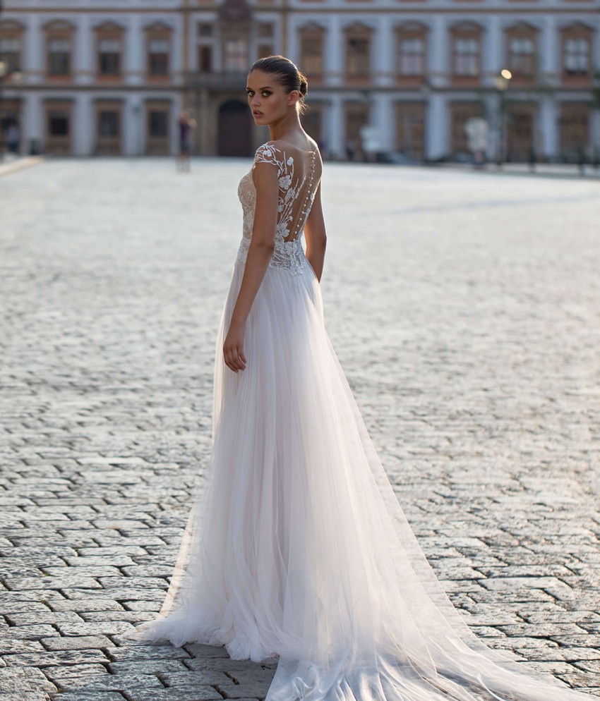 A Fashion E Lace Beach Wedding Dresses Sheer Plunging Neck Beaded Bridal Gowns Appliqued Sweep Train Tulle Robe De Mari E