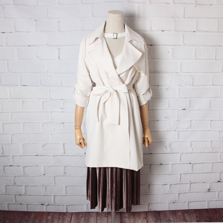 The new spring and summer of 2017 female temperament big lapel button without thick chiffon belt long trench coat
The new spring and summer of 2017 female temperament big lapel button without thick chiffon belt long trench coat