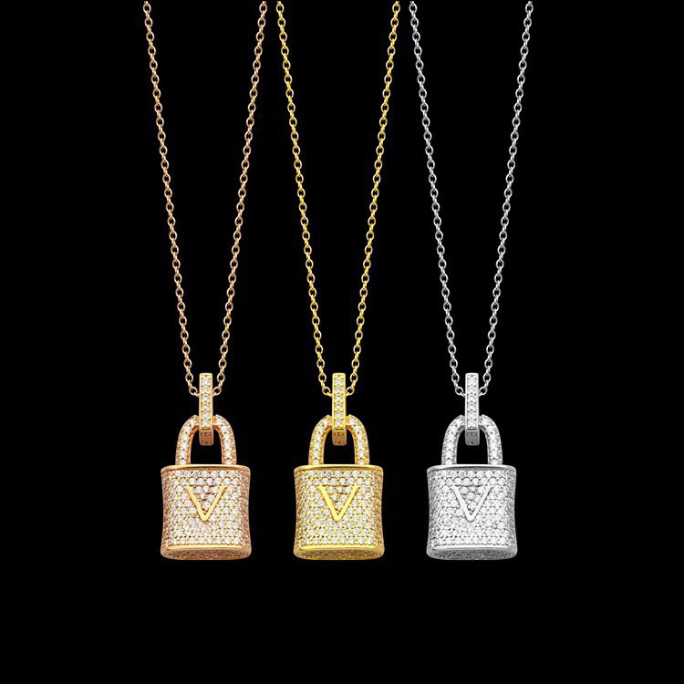 Europe America Fashion Style Lady Women Brass Chain Necklace With Engraved V Initials Full Diamond Lock Pendant
Europe America Fashion Style Lady Women Brass Chain Necklace With Engraved V Initials Full Diamond Lock Pendant