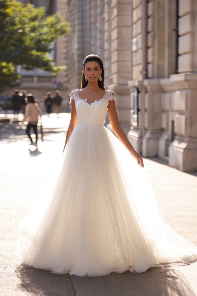 Simple A Line Millonova Wedding Dresses Short Sleeve Square Tulle Lace Applique Wedding Gowns Sweep Train robe de mariée