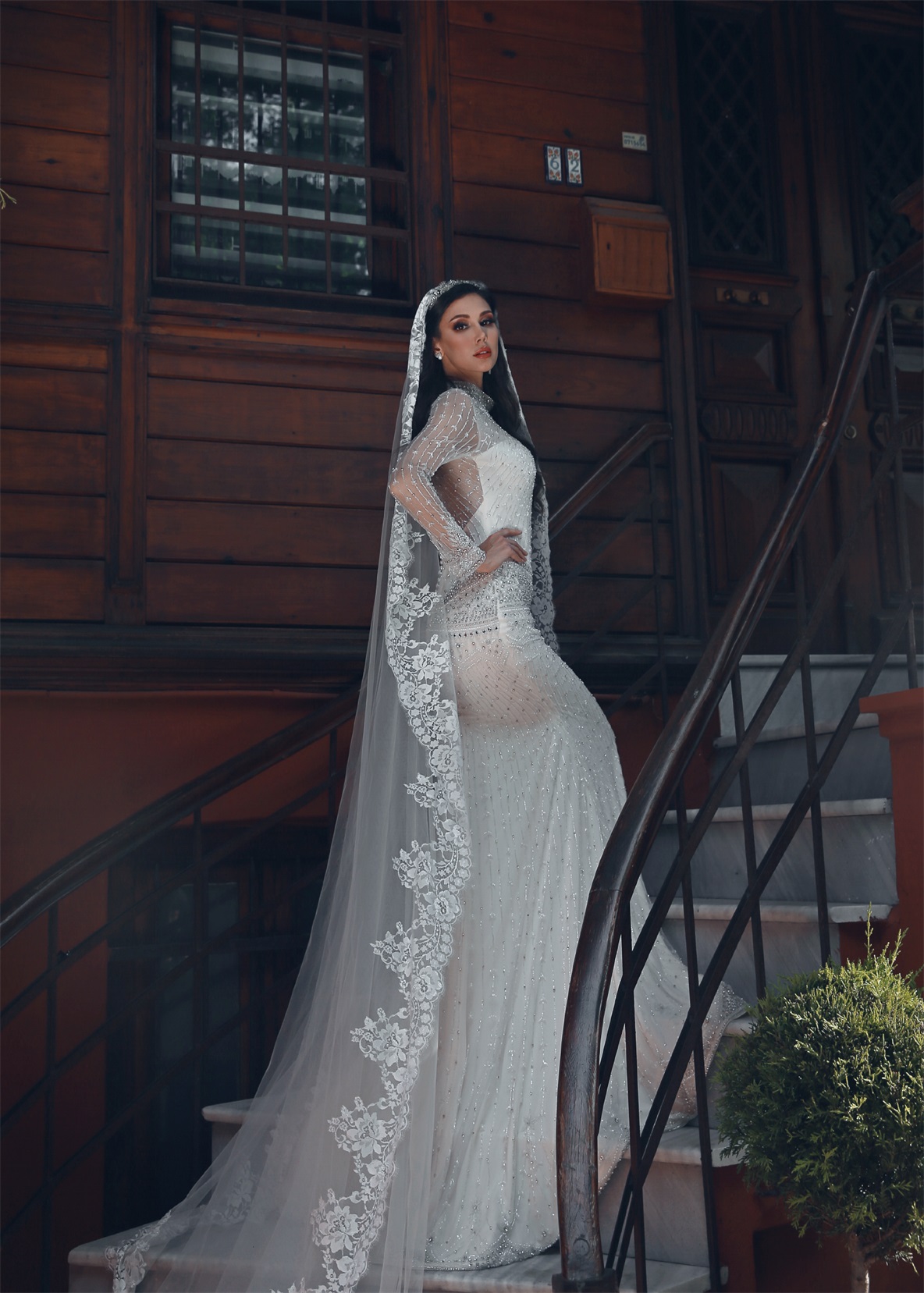 2020 Sparkly Mermaid Wedding Dresses Long Sleeve High Neck Lace Beading Beach Wedding Dress Crystal Luxury Bridal Robes De Mariée