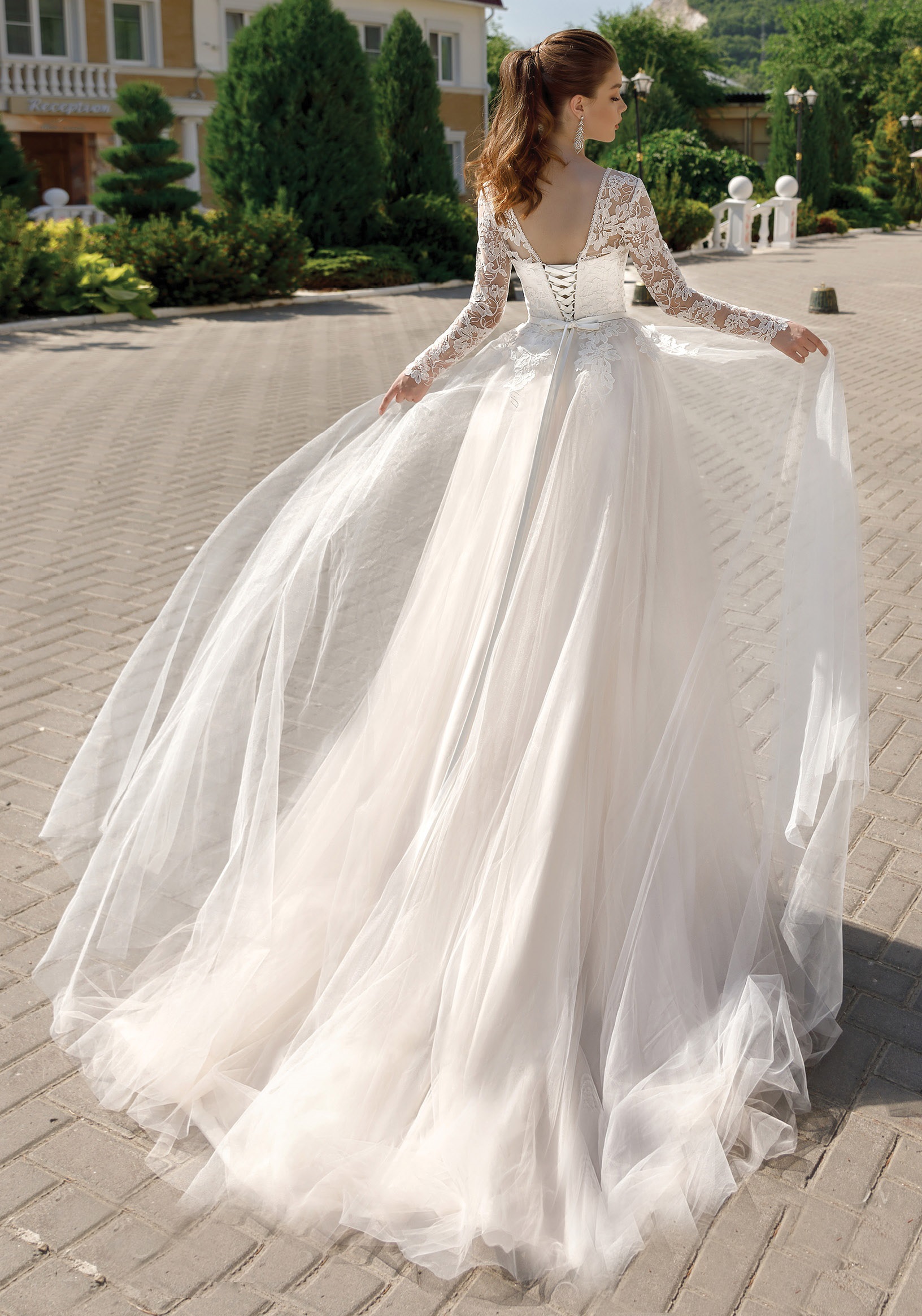 Long Sleeve A Line Wedding Dresses See Through Illusion Lace Appliques Bridal Gowns Lace-up Back Beach Wedding Dress